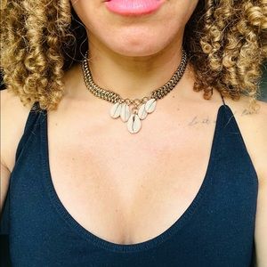 Gold necklace chocker with silver shells